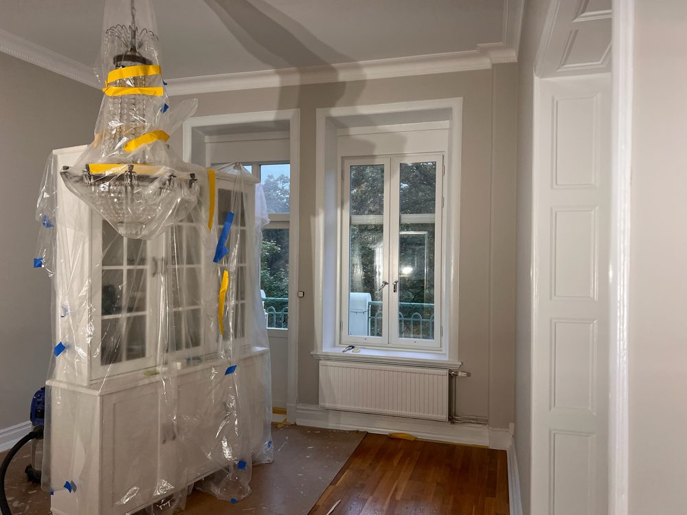 Maskerade möbler och nymålade fönster vid renovering